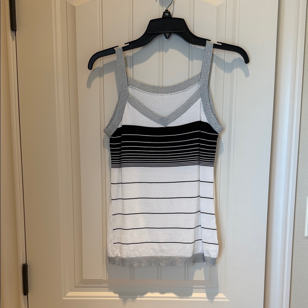 10/10$ Black & White Striped Women's Top. Bundle 10 (4-5$) items for a 10$ offer